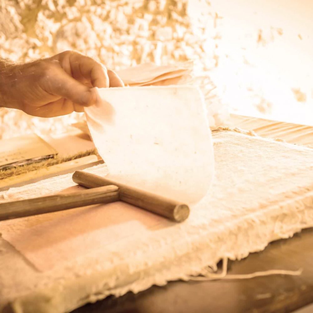 Fabrication du papier fait main au Moulin à papier