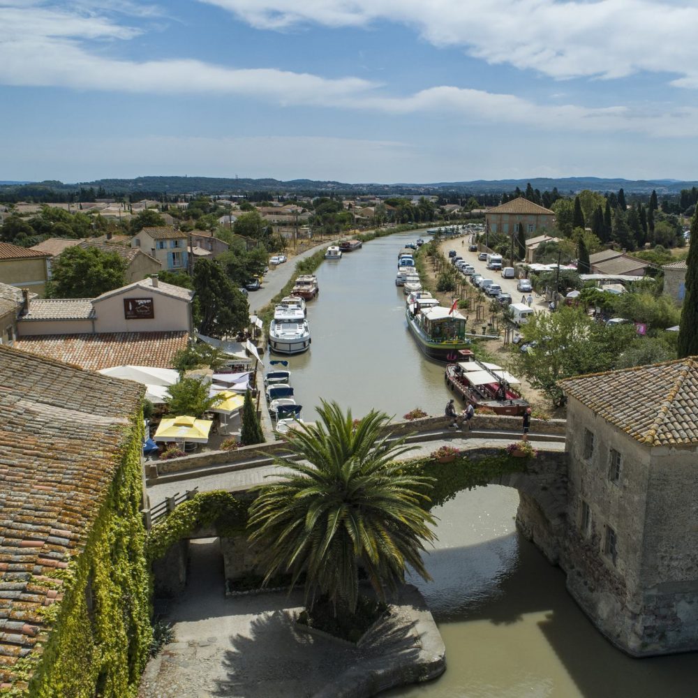 Le hameau du Somail, halte emblématique du canal du Midi © Le Boat