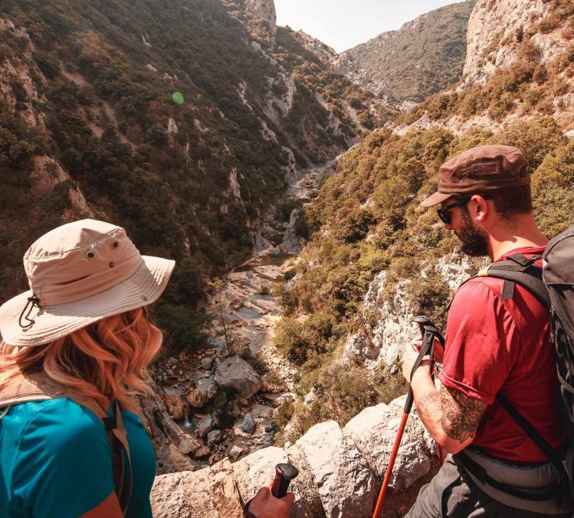 Randonneurs sur le Sentier Cathare par les gorges de Galamus ©Vincent Photographie-ADT de l'Aude