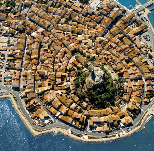 Le village de Gruissan, une circulade autour de sa Tour Barberousse © Office de Tourisme de Gruissan