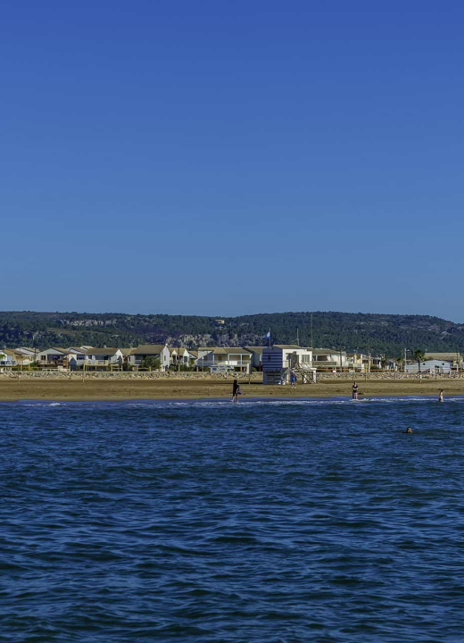 La plage de Gruissan et ses chalets ©Office de Tourisme de Gruissan