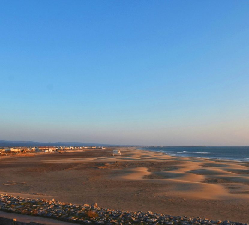 gruissan-2016-06-plage-chalets-vue-generale-coucher-soleil-cr-n-bois-ot-gruissan La plage de Gruissan au coucher du soleil ©Office de Tourisme de Gruissan