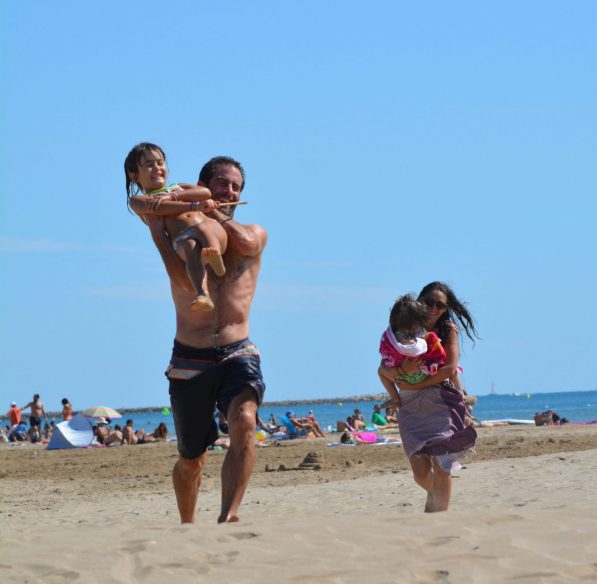 En famille à la plage de Gruissan ©Office de Tourisme de Gruissan