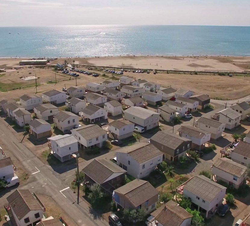 gruissan-2018-07-plage-chalets-mer-horizon-vue-ciel-cr-ailium-adt-aude gruissan 2018 07 plage chalets mer horizon vue ciel cr ailium adt aude
