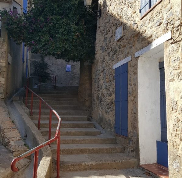 Ruelle escarpée au pied de la tour Barberousse©S. Alibeu, ADT Aude