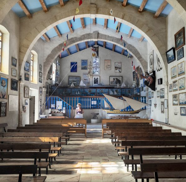 Visite de l'intérieur de la chapelle Notre Dames des Auzils à Gruissan ©Idriss Bigou-Gilles - ADT de l'Aude