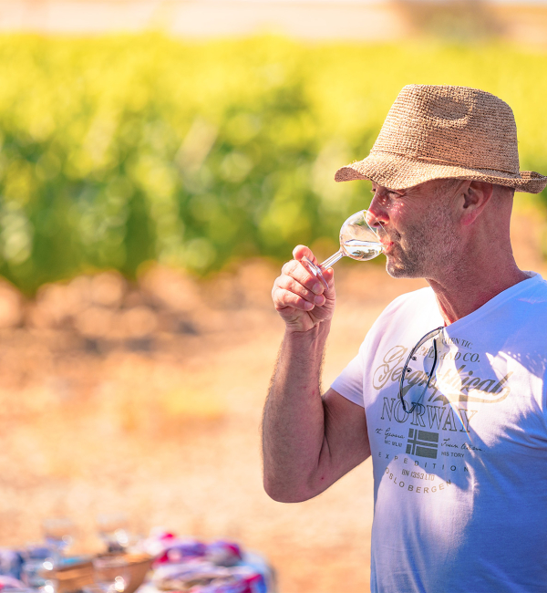 Dégustation de vin dans un vignoble de Gruissan ©Vincent Photographie - ADT de l'Aude