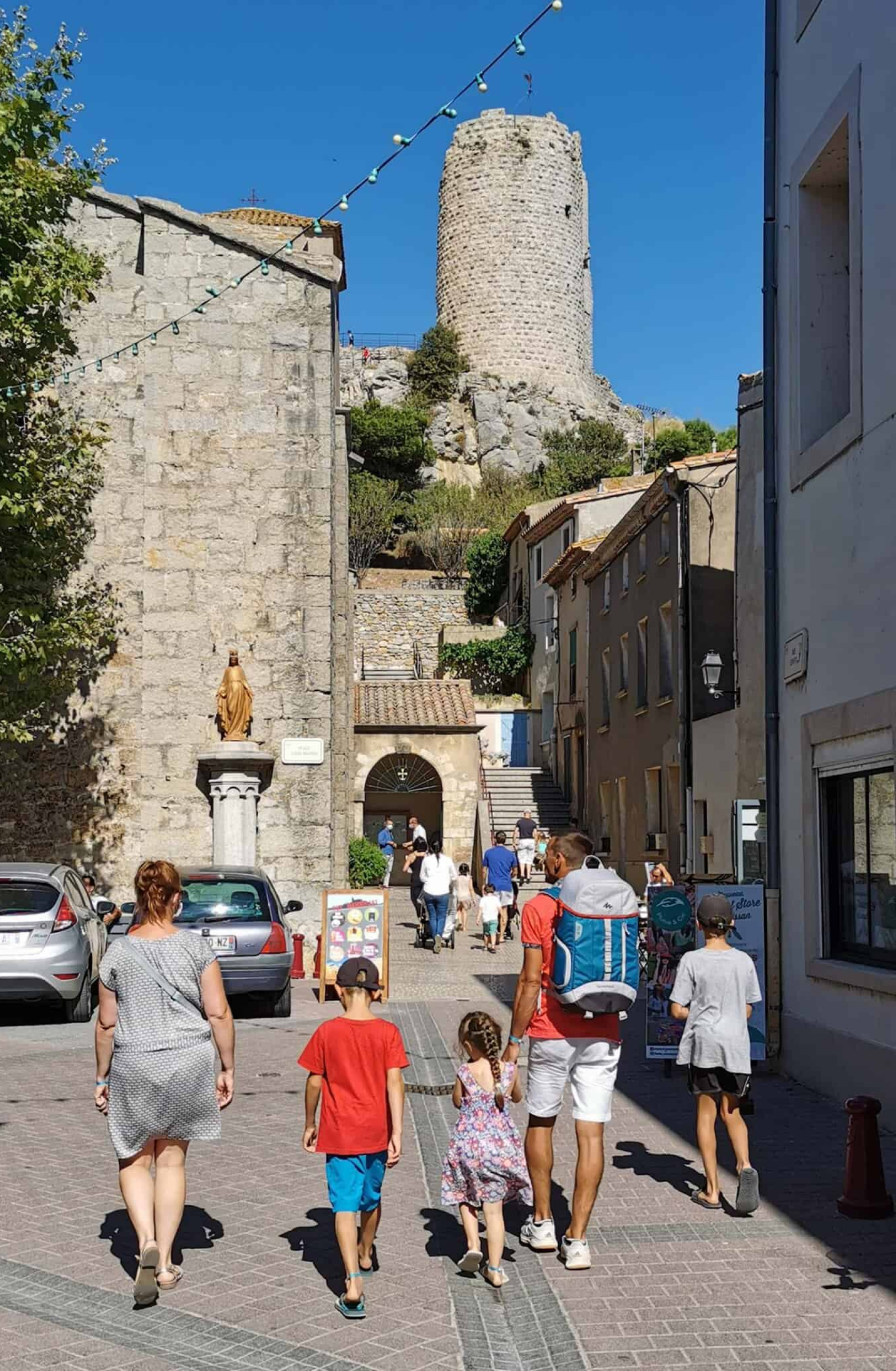 Balade en famille au village de Gruissan ©ADT Aude