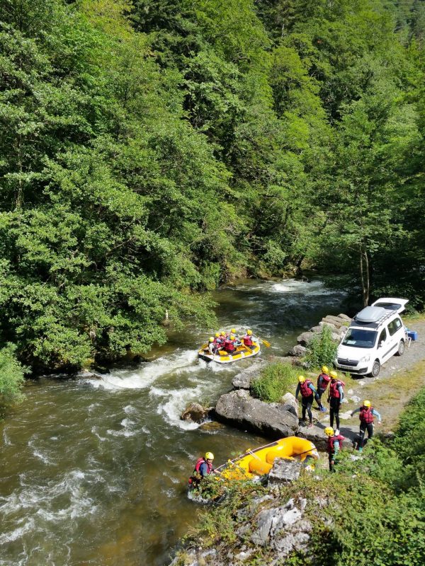 Rafting dans les gorges de la Haute vallée de l'Aude, mise à l'eau © Raphael Kann, ADT de l'Aude