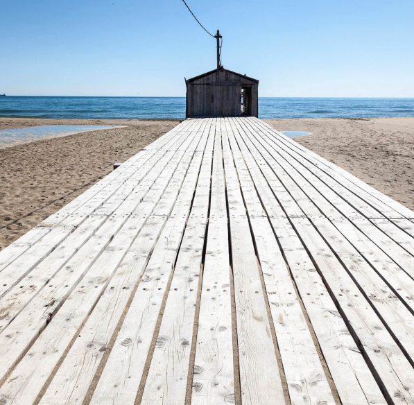 La plage du Rouet et son ponton à La Palme ©Office de Tourisme du Grand Narbonne