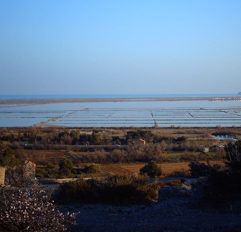 Le village de La Palme et ses salins ©Parc Naturel Régional de la Narbonnaise