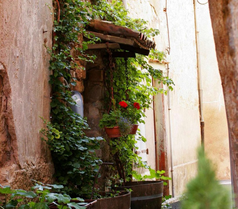 Balade dans les ruelles pavées de Lagrasse ©Céline Deschamps-ADT de l'Aude