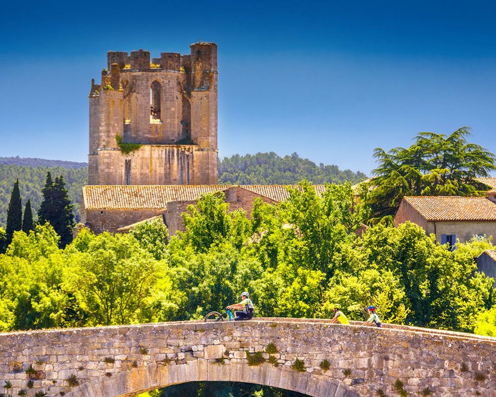 Lagrasse, le village médiéval et l'abbaye © C. Deschamps, PTCM