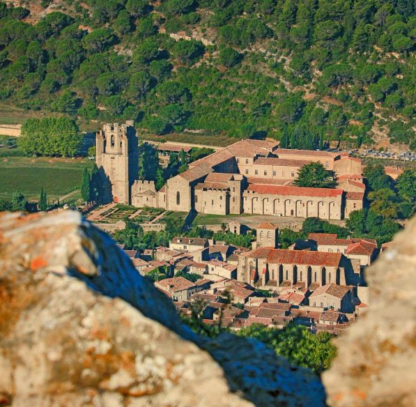 Randonnée à vélo avec vue sur l'Abbaye de Lagrasse ©Gilles Deschamps