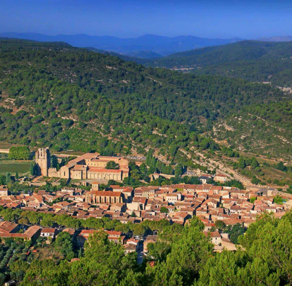 Le village de Lagrasse et son Abbaye ©Gilles Deschamps