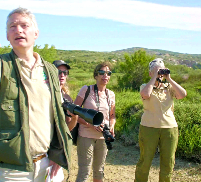 Observation des oiseaux dans le Parc Naturel de la Narbonnaise ©Ailium production - ADT de l'Aude