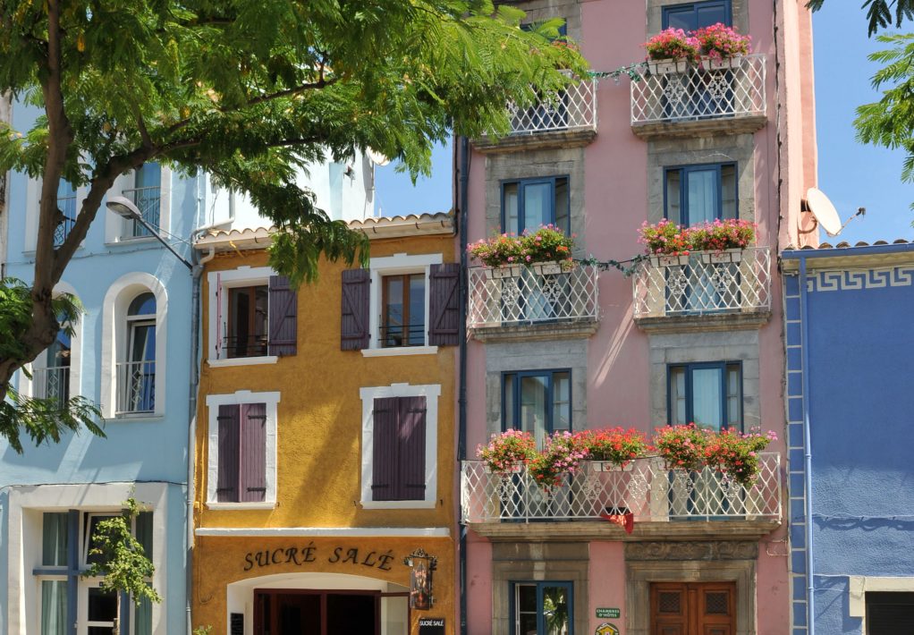 Les façades colorées de Leucate Village©J. Bellondrade - OT de Leucate