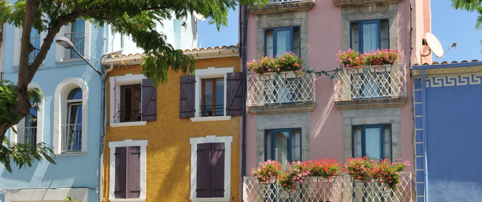 Les façades colorées de Leucate Village©J. Bellondrade - OT de Leucate