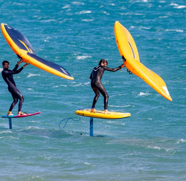 Initiation au Wing foil entre amis à La Franqui, Leucate © Ailium Production - ADT de l'Aude