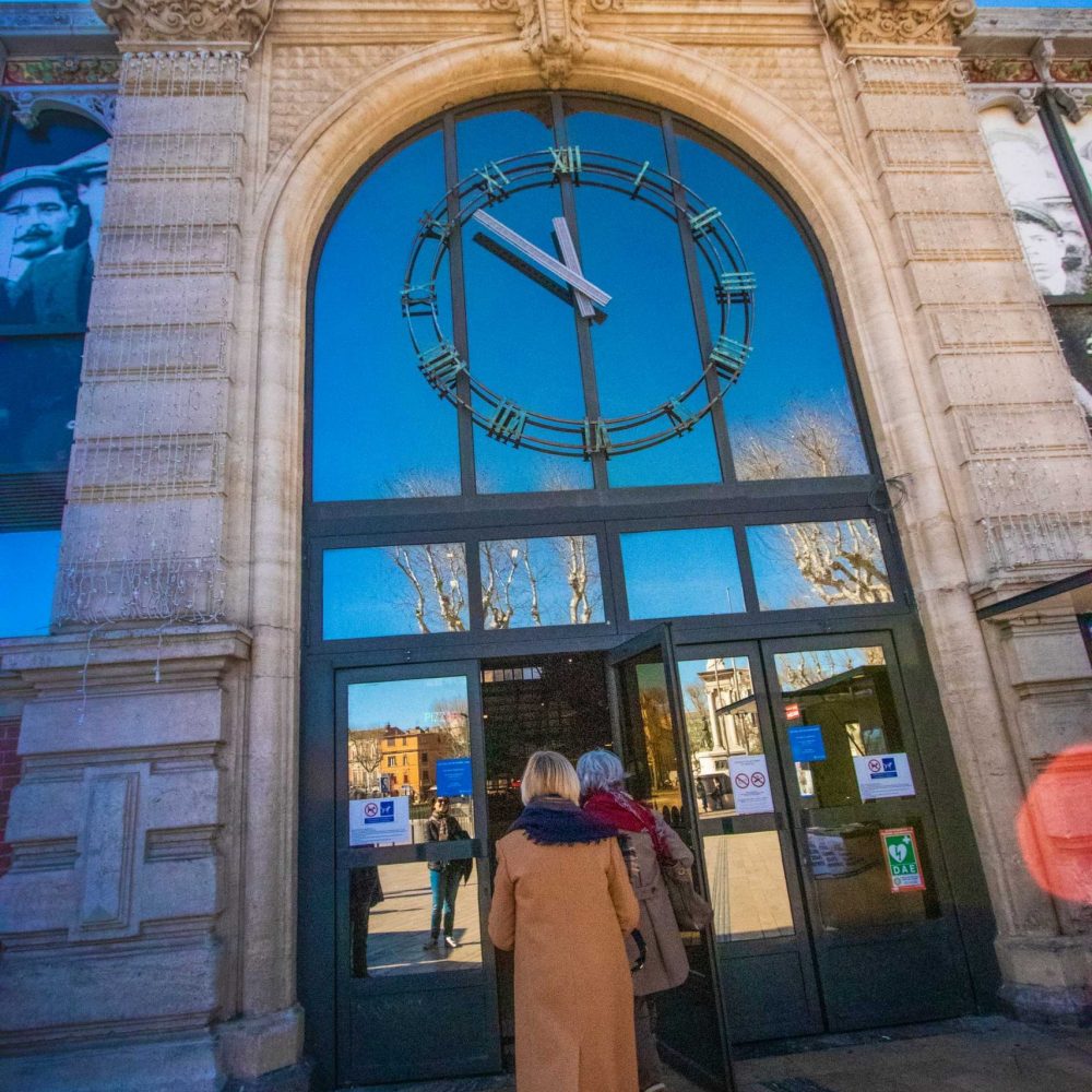 Manger aux Halles de Narbonne ©Céline Deschamps-ADT de l'Aude