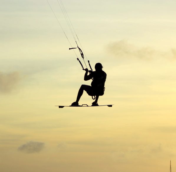 kite surf au coucher de soleil