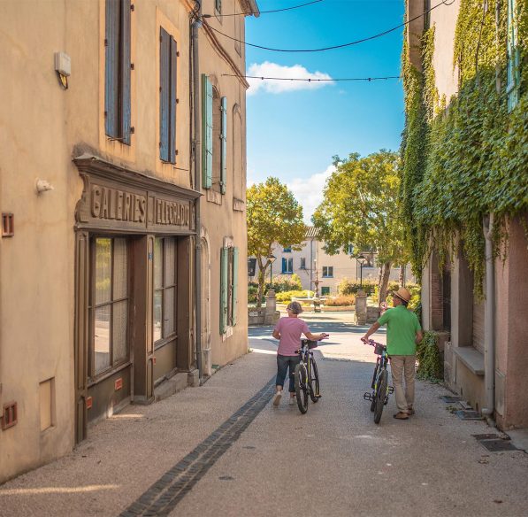 Visite du village de Montréal à vélo ©Vincent Photographie - ADT de l'Aude