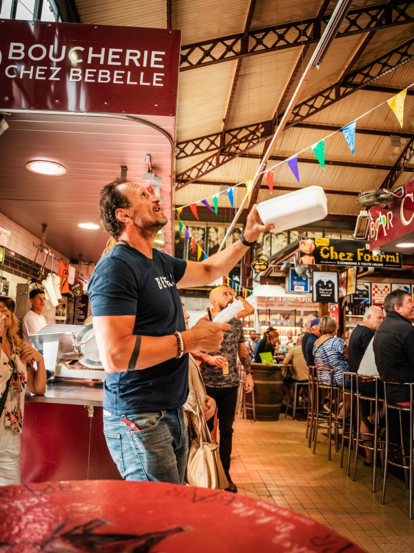 Animation aux halles de Narbonne, au restaurant Chez Bébelle @ Florian Vidot