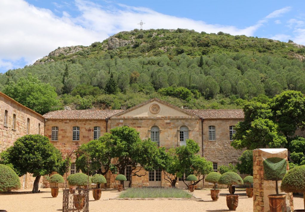 Visite de la cour Louis XIV de l’Abbaye de Fontfroide ©Rogier Fackeldey-Abbaye de Fontfroide