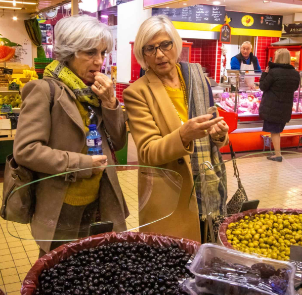 narbonne-2019-02-halle-marche-degustation-olive-cr-c-deschamps-adt-aude-03