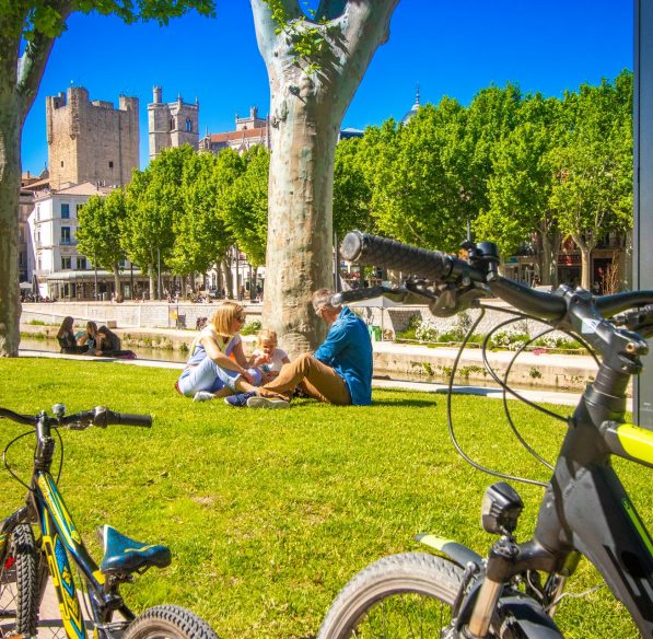 Pause en famille le long du Canal de la Robine à Narbonne© Céline Deschamps - ADT de l'Aude