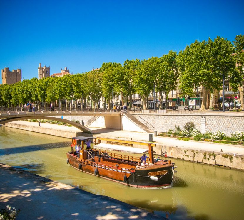 Promenade en bateau sur le Canal de la Robine à Narbonne © Céline Deschamps-ADT de l'Aude