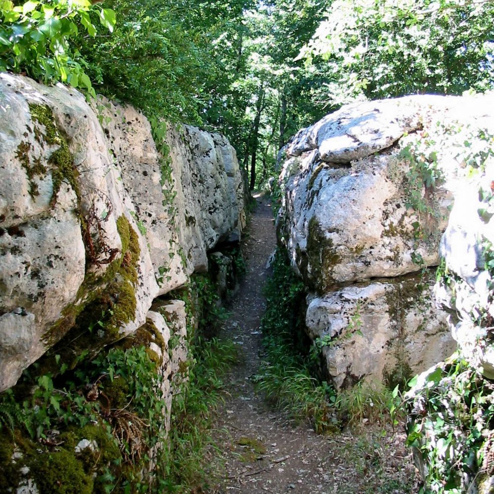 Balade en famille sur le sentier du labyrinthe vert de Nébias ©Sylvain Dossin-Office de Tourisme Pyrénées Audoises