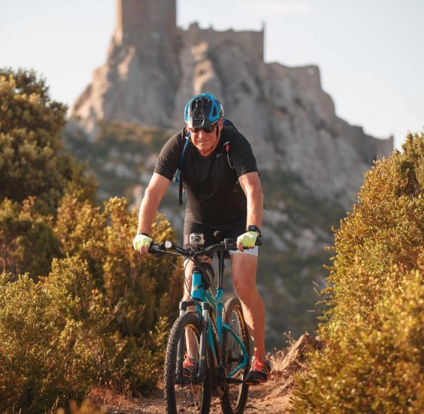 Randonnée à vélo sur le Sentier Cathare à Peyrepertuse ©Vincent Photographie-ADT de l'Aude