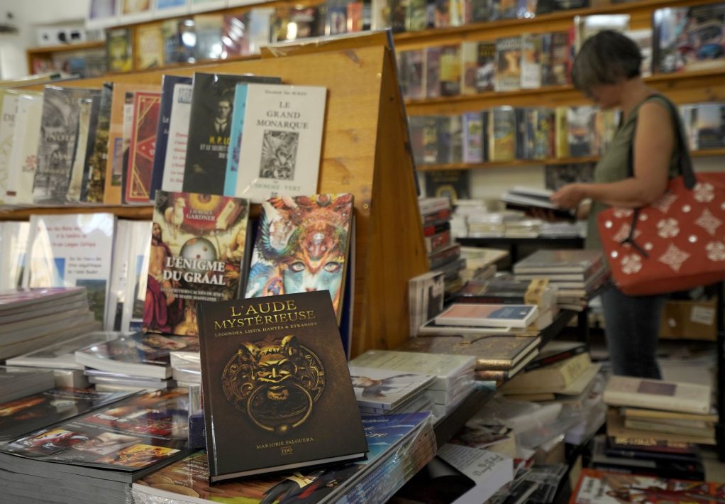 Flânerie dans une librairie ésotérique à Rennes le Château © Raphaël Kann