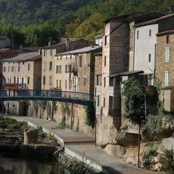 Alignement de façades le long de la Sals à Rennes les Bains © Raphaël Kann