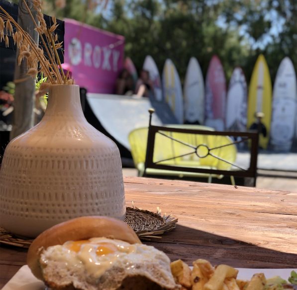 Pause déjeuner bien méritée après une session de Wing foil à La Franqui, Leucate