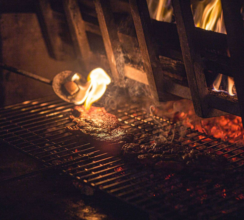Grillade au feu de bois ©Vincent Photographie, ADT de l'Aude