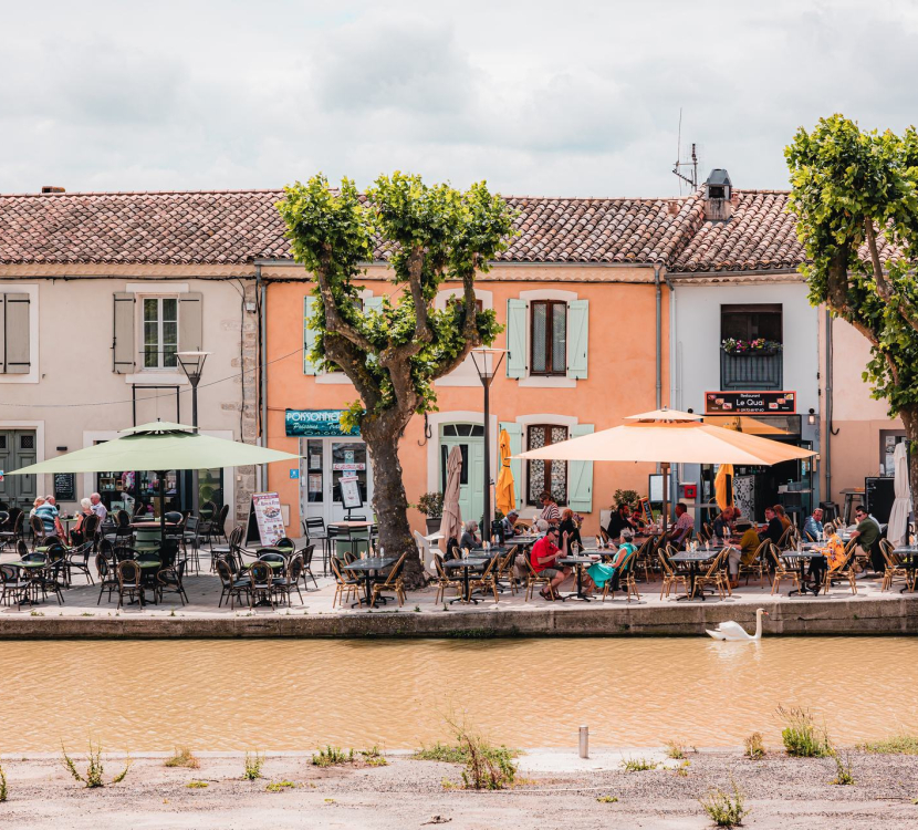 le canal du midi à Trèbes, les terrasses de café, Canal des 2 Mers, Lezbroz, T Verneuil