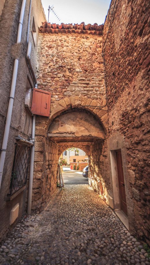 Ruelle dans le village de Tuchan ©Vincent Photographie