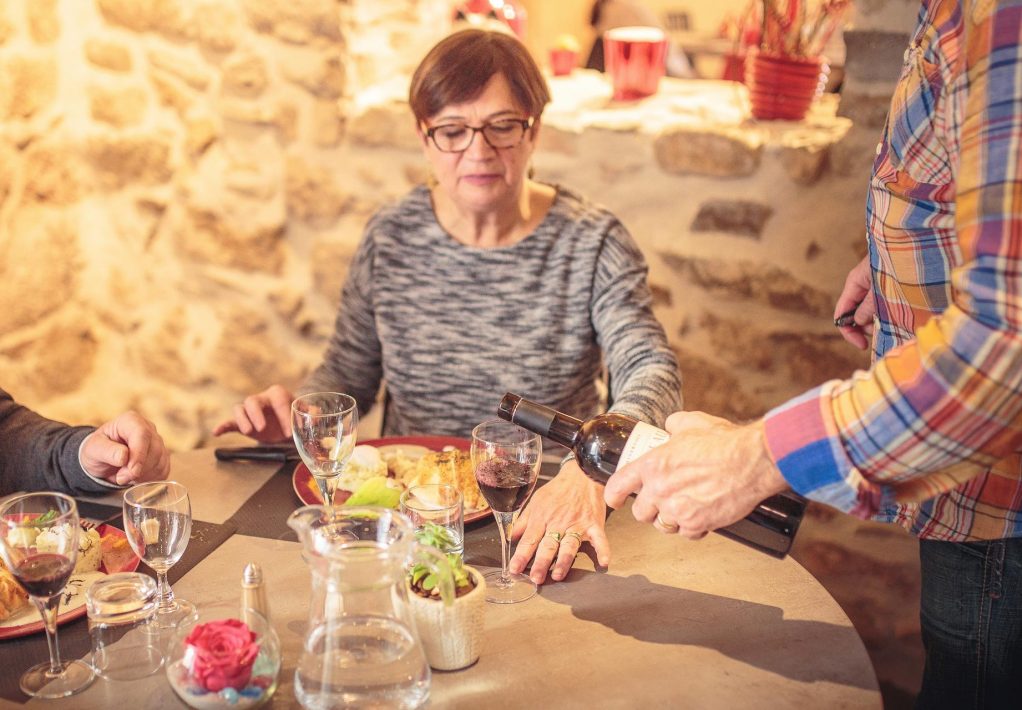 Dégustation de vin à la Table du Pareur ©Vincent Photographie-ADT de l'Aude